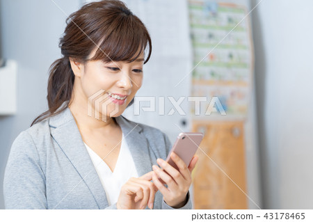 站立在廚房OL辦公室夫人女性總統的女性商人 43178465