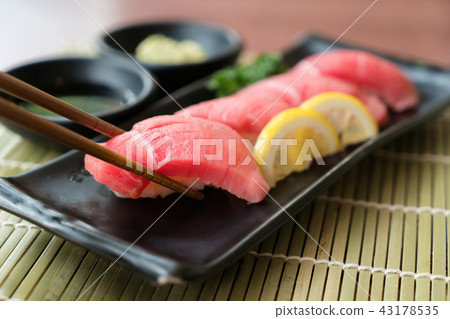 Otoro tuna sushi on black plate  43178535