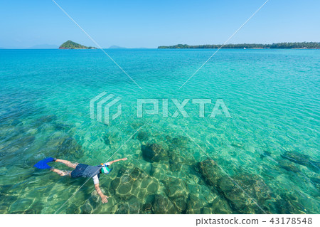 Tourists snorkel in crystal turquoise water 43178548