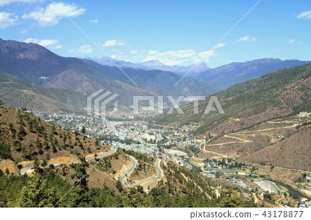 Winding or curved road on the hill of Thimphu 43178877