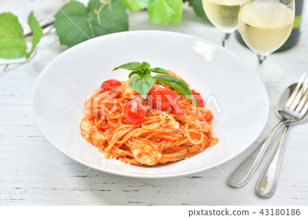 Italian cuisine, pasta with tomato sauce and mozzarella cheese. Spaghetti. With powdered cheese and basil leaves. 43180186