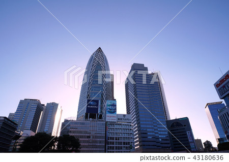 日本東京都市風景新宿站西口（晚上）的高層建築 43180636