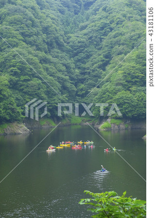 在山谷中劃獨木舟 在山谷中劃獨木舟 43181106
