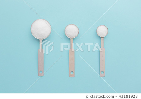 測量匙子和鹽股票照片 43181928