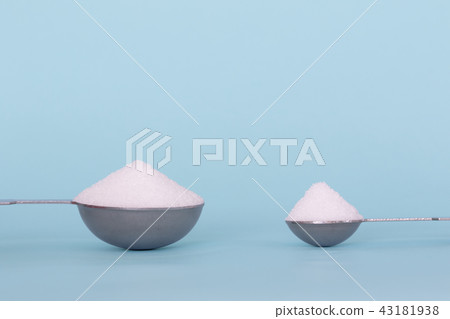 測量匙子和鹽股票照片 43181938