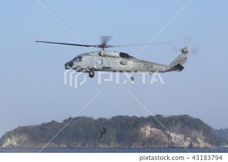 SH-60B日本美國海軍的Seahawk反潛直升機，也積極參與東日本大地震的災難調度，並進行救援訓練 43183794