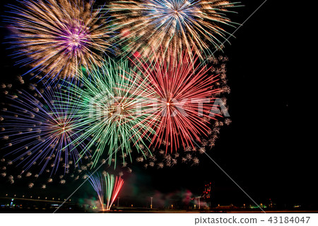 三重縣四日市港口的煙花煙花可以通過港口線和復雜的背部發射 43184047