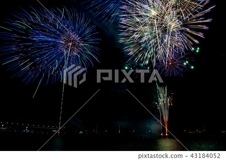Fireworks at Yokkaichi Port in Mie Prefecture Fireworks that can be launched with Port Line and Complex back Fireworks at Yokkaichi Port in Mie Prefecture Fireworks that can be launched with Port Line and Complex back 43184052