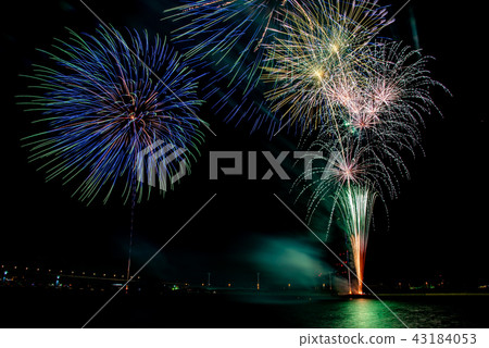 Fireworks at Yokkaichi Port in Mie Prefecture Fireworks that can be launched with Port Line and Complex back Fireworks at Yokkaichi Port in Mie Prefecture Fireworks that can be launched with Port Line and Complex back 43184053