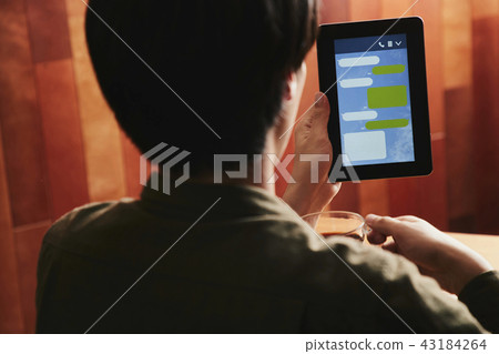 景觀男性消息智能手機 43184264