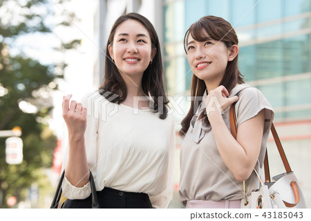 喜歡購物的年輕日本女士的女性朋友 喜歡購物的年輕日本女士的女性朋友 43185043