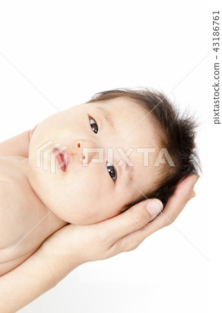 I love a newborn boy on my mother 's arms 43186761