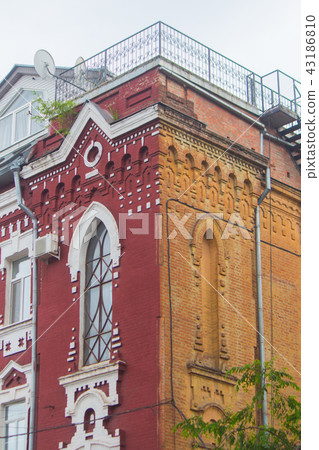 Old and new windows and sides 43186810