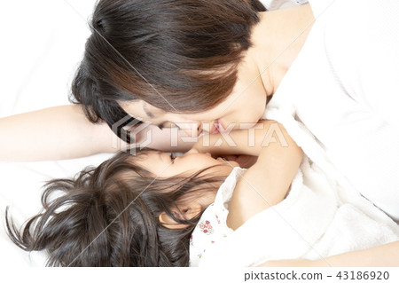 母親和小女孩特寫鏡頭談的面孔愛圖像 43186920