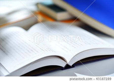 Autumn day reading Autumn day reading 43187289
