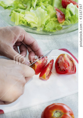 young man preparing a green salad 43187397