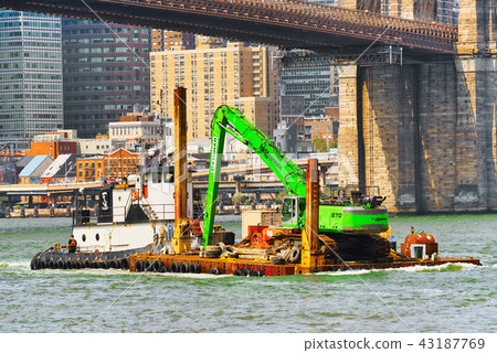 Floating means for transporting the crane Floating means for transporting the crane 43187769