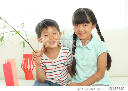 做Tanabata裝飾的女孩和男孩 做Tanabata裝飾的女孩和男孩 43187861