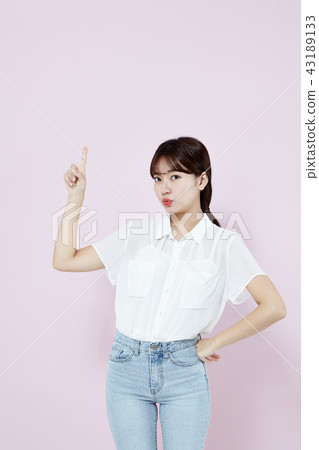 韓國相當女性大學生藍色長的頭髮 韓國相當女性大學生藍色長的頭髮 43189133