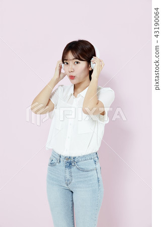 韓國相當女性大學生藍色長的頭髮 韓國相當女性大學生藍色長的頭髮 43190064