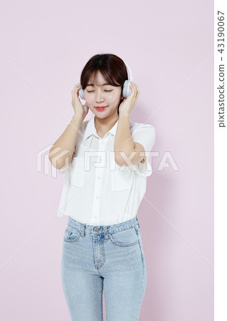 韓國相當女性大學生藍色長的頭髮 韓國相當女性大學生藍色長的頭髮 43190067