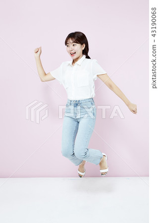 韓國相當女性大學生藍色長的頭髮 韓國相當女性大學生藍色長的頭髮 43190068