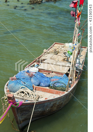 Small fishing boat 43190543