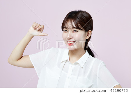 韓國相當女性大學生藍色長的頭髮 韓國相當女性大學生藍色長的頭髮 43190753