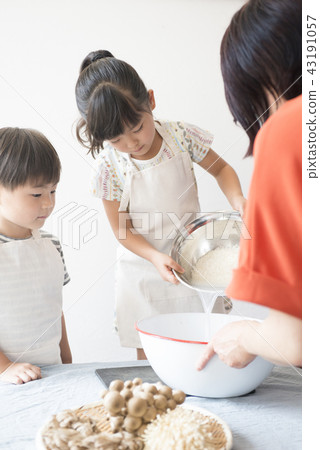 Children's cooking class 43191057
