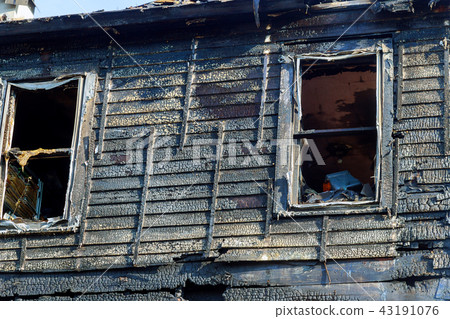 Fire line in front of a destroyed home burnt house 43191076
