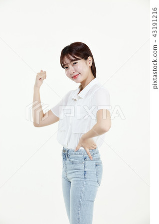 韓國美麗的女性大學生白色長的頭髮白色 韓國美麗的女性大學生白色長的頭髮白色 43191216