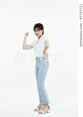 韓國美麗的女性大學生白色長的頭髮白色 韓國美麗的女性大學生白色長的頭髮白色 43191221