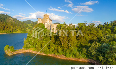 Medieval castle in Niedzica by lake Czorsztyn 43191632