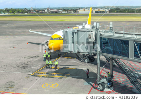 Preparation of a passenger aircraft at the airport 43192039