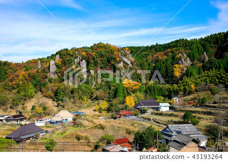 大分縣秋天后面馬掌塔特省羽田的看法的秋葉 大分縣秋天后面馬掌塔特省羽田的看法的秋葉 43193264