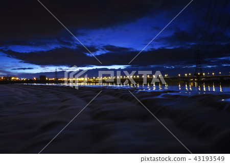 花鄉的第一階段,天空中厚厚的雲層,瓦加河(Kise Seiso Yuwei)表面的高流動水。 花鄉的第一階段,天空中厚厚的雲層,瓦加河(Kise Seiso Yuwei)表面的高流動水。 43193549