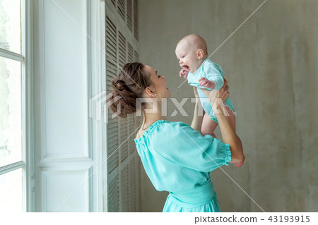 mother and daughter playing at home 43193915