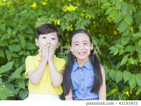 Child, child, elementary school student, surprise, laughing, smile, eyesight, surprise, cute, cute expression, expression, friend, big laugh, happiness 43193933