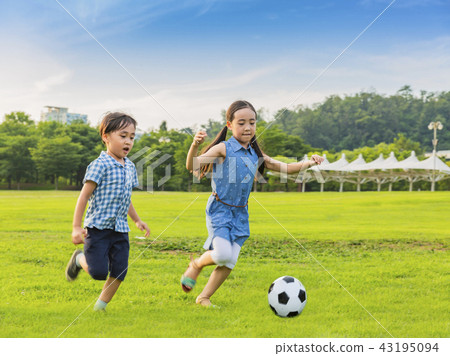 兒童,孩子,兄弟和姐妹,兄弟,兄弟,足球比賽,遊戲,足球,球,女子足球,戶外遊戲,戶外遊戲,活動 兒童,孩子,兄弟和姐妹,兄弟,兄弟,足球比賽,遊戲,足球,球,女子足球,戶外遊戲,戶外遊戲,活動 43195094