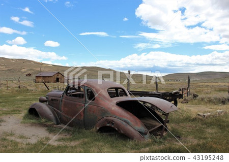 body. Landscape of ruins of a gold mine factory in Gold Rush. Western California era. State park. 43195248