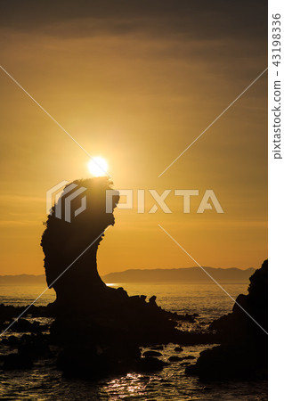 Futagoiwa sunset [Minamishimabara City, Nagasaki Prefecture] 43198336