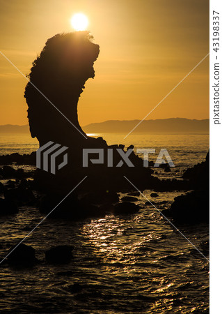 Futagoiwa sunset [Minamishimabara City, Nagasaki Prefecture] 43198337