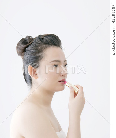 年輕夫人唇膏外形的秀麗圖像 年輕夫人唇膏外形的秀麗圖像 43199587