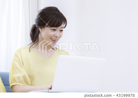 女人操作一台個人計算機 43199978