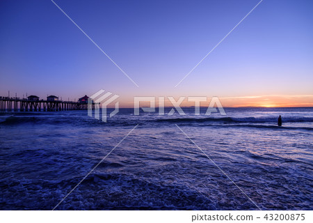 Landscape of Huntington Beach in America, California, at Magic Hour Landscape of Huntington Beach in America, California, at Magic Hour 43200875
