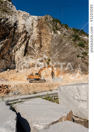 Excavator with Jackhammer - Marble Quarries Italy 43203095