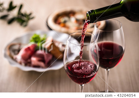 Red wine and food 43204054