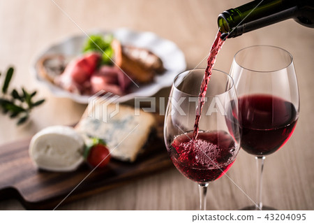 Red wine and food 43204095