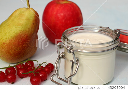 Yogurt apple pear red currants healthy breakfast 43205004