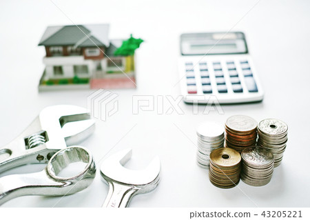 有金錢和工具和計算器的議院 43205221